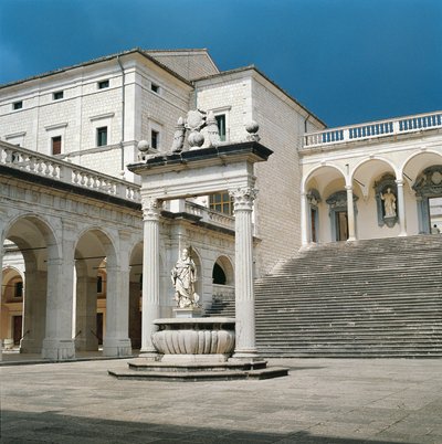 Olaszország, Lazio régió, Frosinone tartomány, Cassino, Monte Cassino apátság, fő lépcsőház és kút alkotó: Unbekannt Unbekannt
