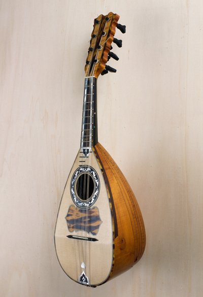 Nápolyi mandolin, a Campania állambeli Praianóban, Pasquale Scala lantművész műhelyében épített hangszer. Olaszország, XX. század alkotó: Unbekannt Unbekannt