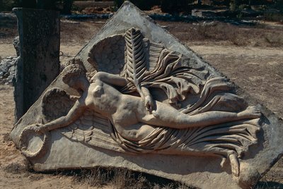 Szeptimusz Severus ívének domborműve a Severan Forumban, amely a győzelem szárnyas istennőjét ábrázolja, Líbia, Történelmi Tripolitánia, Leptis Magna (UNESCO világörökségi lista). alkotó: Unbekannt Unbekannt