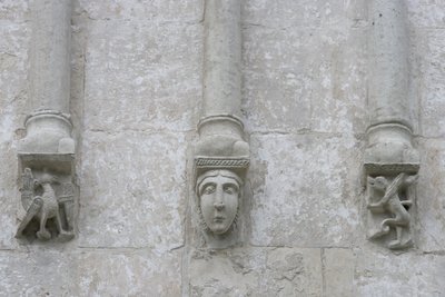 Oroszország, Vladimir, Bogolyubovo. A Nerl folyón lévő Szent Szűz közbenjárásának templomának faragott díszítései alkotó: Unbekannt Unbekannt