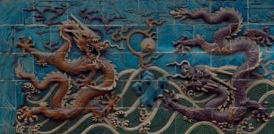 A lángoló gyöngyökkel játszó sárkányok közül kettő, polikróm mázas majolika, a Kilenc sárkányfal részlete, Beihai Park, Peking, Kína. kínai civilizáció alkotó: Unbekannt Unbekannt