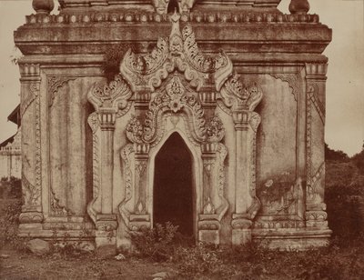 Tsagain Myo: Egy kis pagoda kapuja alkotó: Linnaeus Tripe