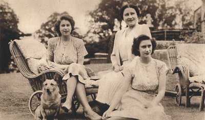 Őfelsége a királynő a királyi hercegnőkkel, 1950. alkotó: Lisa Sheridan