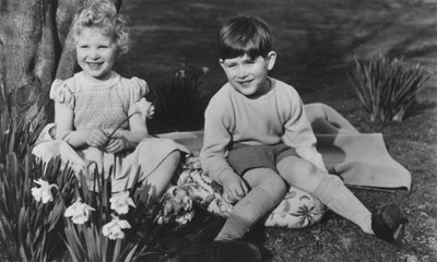 Károly herceg és Anne hercegnő gyermekként a Balmoralban, 1952. szeptember 28-án. alkotó: Lisa Sheridan