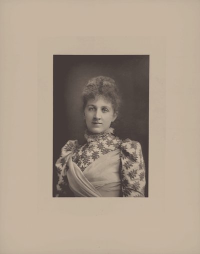 Liza Lehmann zongoraművész és zeneszerző portréja 1862-1918. alkotó: London . Photo studio W. and