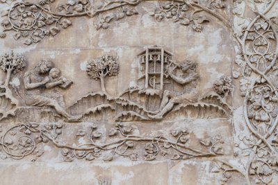 Naamah olvasni tanítja a gyermeket, Tubal-Kain kalapáccsal ütögeti a harangokat; Enos, Széth fia iránytűvel rajzol, Genezis történetei, Lorenzo Maitani (1275-1330 előtt) domborművei, Orvieto székesegyház oldalhomlokzatának első pillére, Umbria, Olaszország alkotó: Lorenzo Maitani