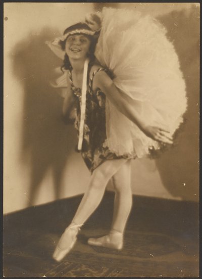 [Balerina fejdísszel] alkotó: Louis Fleckenstein