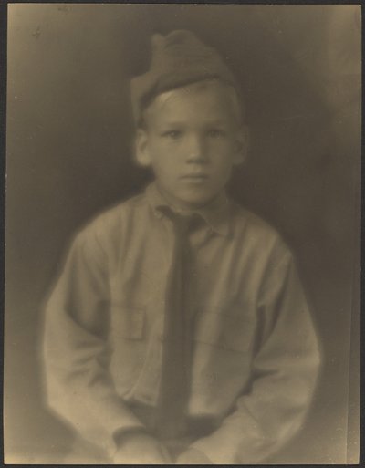 [Katonának öltözött fiú] alkotó: Louis Fleckenstein