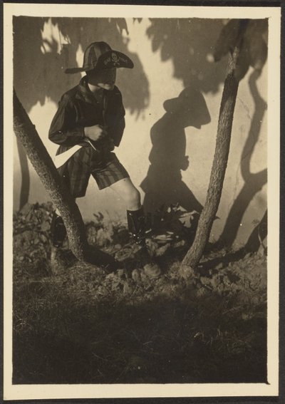 [Fiú kalózjelmezben] alkotó: Louis Fleckenstein