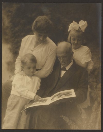 [Családi portré képeskönyvvel] alkotó: Louis Fleckenstein