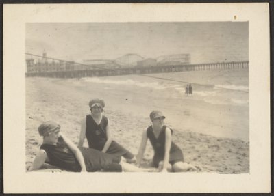 [Figurák a Santa Monica Pier melletti strandon] alkotó: Louis Fleckenstein