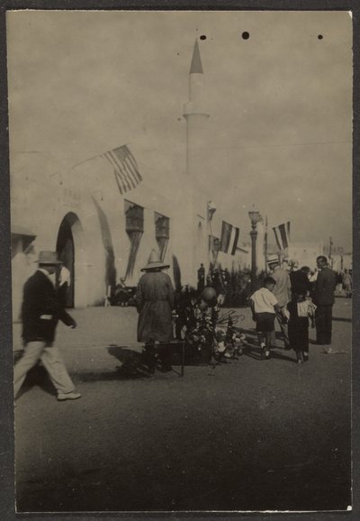 [Figurák zászlókkal] alkotó: Louis Fleckenstein