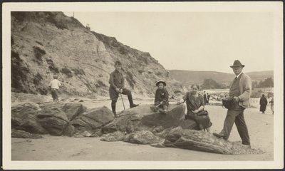 [Fleckenstein fényképezőgéppel és családdal a strandon] alkotó: Louis Fleckenstein