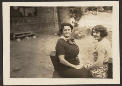 [Florence és egy barátnője a hátsó udvarban] alkotó: Louis Fleckenstein