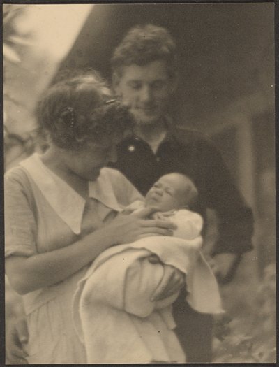 [Florence és férje egy csecsemővel] alkotó: Louis Fleckenstein