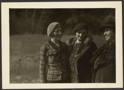 [Florence és Fleckenenstein asszony egy harmadik nővel a szabadban] alkotó: Louis Fleckenstein