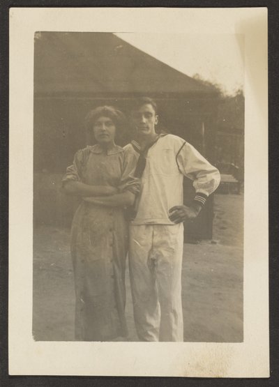 [Florence és egy fiatal férfi haditengerészeti egyenruhában] alkotó: Louis Fleckenstein