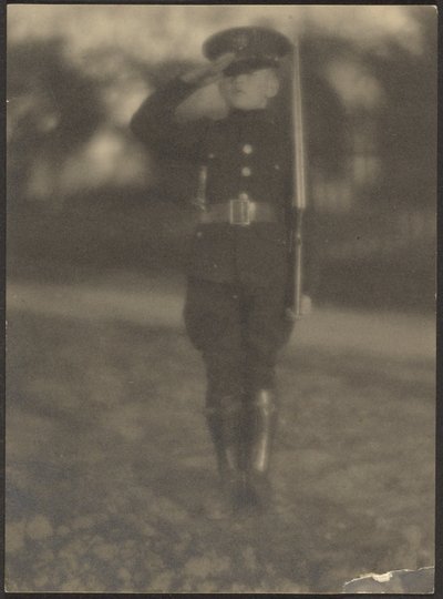 [Kisfiú egyenruhában] alkotó: Louis Fleckenstein