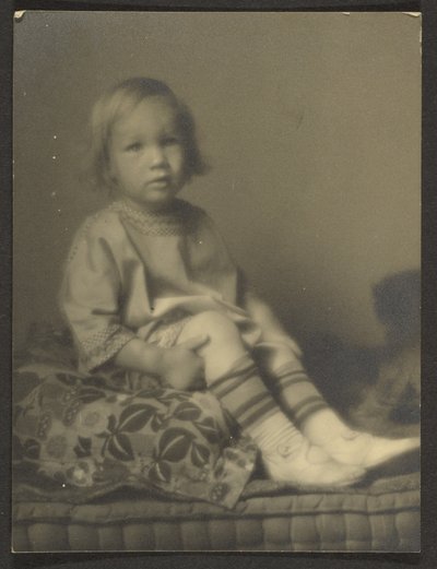 Kislány párnán alkotó: Louis Fleckenstein