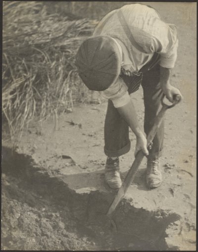 [Sárban ásó férfi] alkotó: Louis Fleckenstein