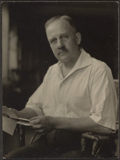 [Férfi kezében levél] alkotó: Louis Fleckenstein
