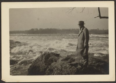Férfi a tengerparton alkotó: Louis Fleckenstein