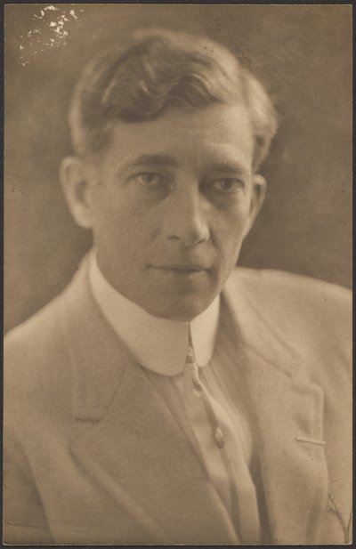 [Világos öltönyös férfi] alkotó: Louis Fleckenstein