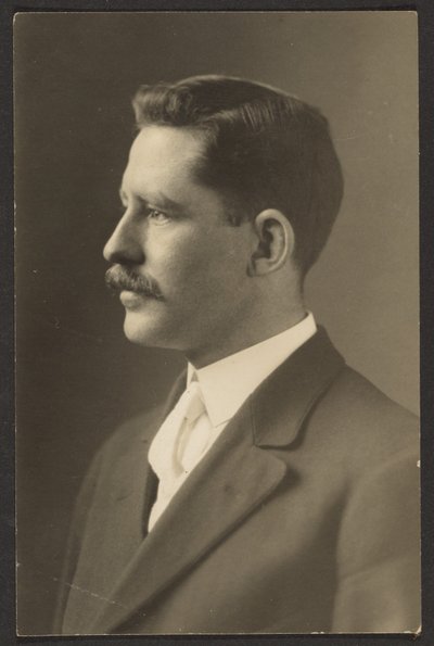 [Férfi fehér nyakkendővel] alkotó: Louis Fleckenstein