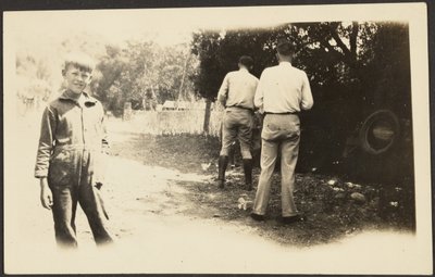[Férfiak kint a szeméttel] alkotó: Louis Fleckenstein