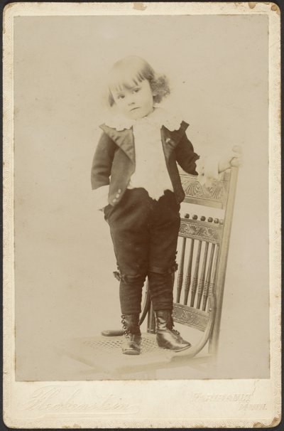 [Széken álló gyermek portréja] alkotó: Louis Fleckenstein