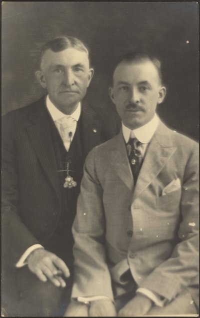 [Két férfi portréja öltönykiegészítőkkel] alkotó: Louis Fleckenstein