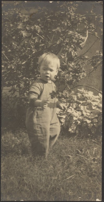 [Egy gyermek portréja a kertben] alkotó: Louis Fleckenstein