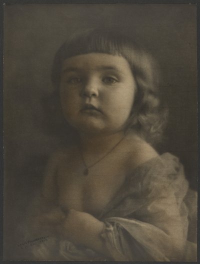 [Gyermekportré gézben] alkotó: Louis Fleckenstein