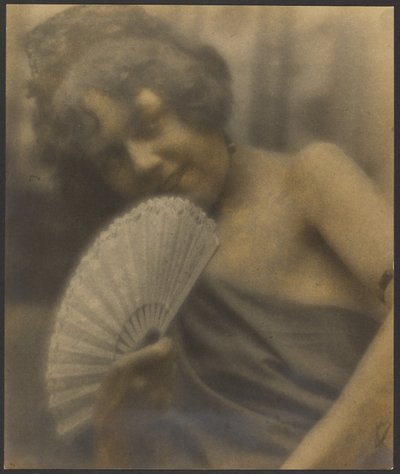 [Egy legyezős lány portréja] alkotó: Louis Fleckenstein