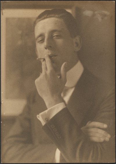 [Egy cigarettázó férfi portréja] alkotó: Louis Fleckenstein