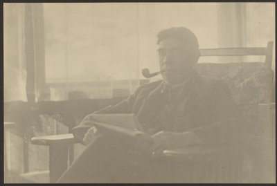 [Egy pipázó férfi portréja] alkotó: Louis Fleckenstein