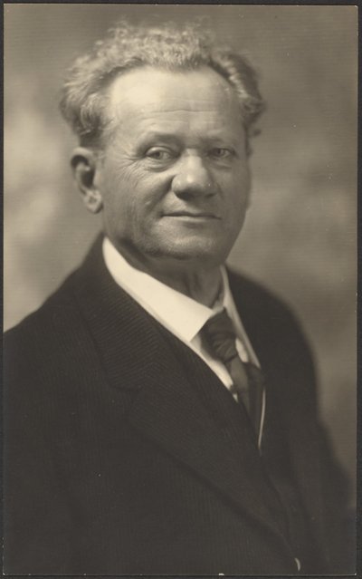 [Portré egy fekete csíkos öltönyös férfiról] alkotó: Louis Fleckenstein