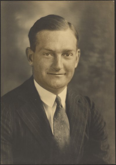 Csíkos öltönyös férfi portréja alkotó: Louis Fleckenstein