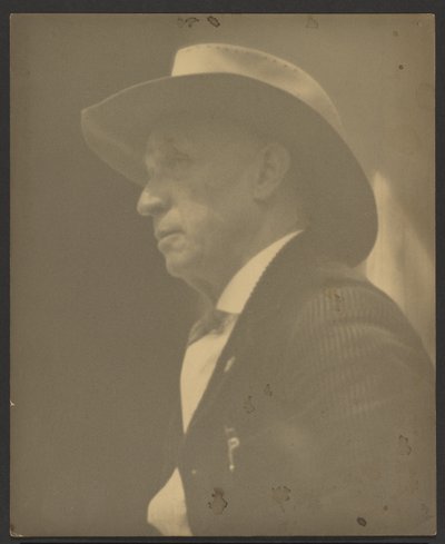 Stetsont viselő férfi portréja alkotó: Louis Fleckenstein