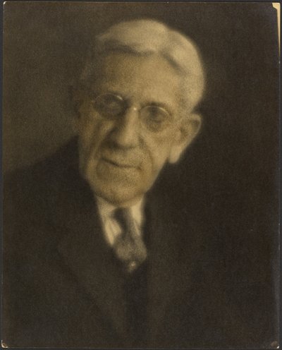 [Szemüveges férfi portréja] alkotó: Louis Fleckenstein