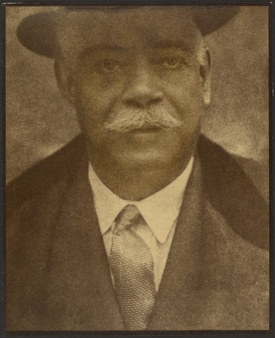 [Egy kalapos férfi portréja] alkotó: Louis Fleckenstein