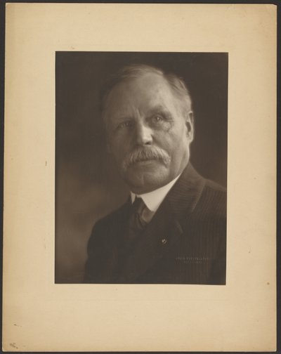 [Egy férfi portréja fém kitűzővel] alkotó: Louis Fleckenstein
