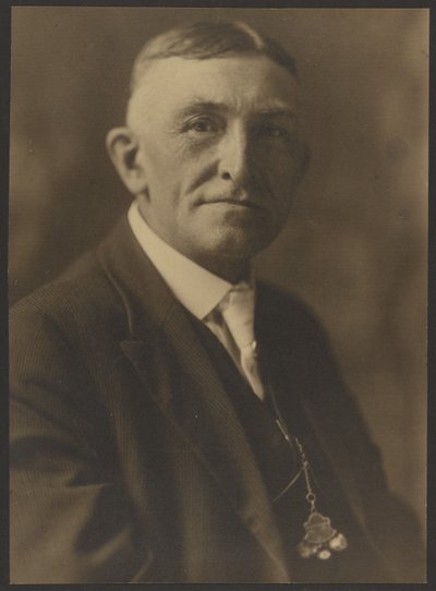 [Egy zsebórás férfi portréja] alkotó: Louis Fleckenstein
