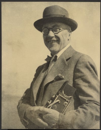 [Egy fényképezőgéppel rendelkező férfi portréja] alkotó: Louis Fleckenstein