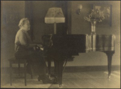 [Zongoránál ülő nő portréja] alkotó: Louis Fleckenstein