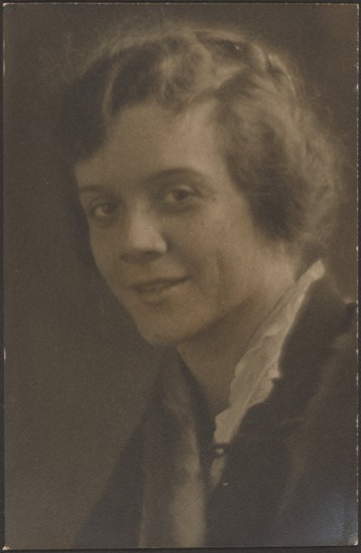 Szőrmeszegélyt viselő nő portréja alkotó: Louis Fleckenstein