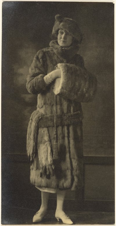 [Egy szőrmebundás nő portréja] alkotó: Louis Fleckenstein