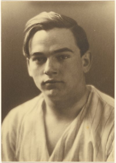 [Portré egy fiatalemberről csíkos ingben] alkotó: Louis Fleckenstein