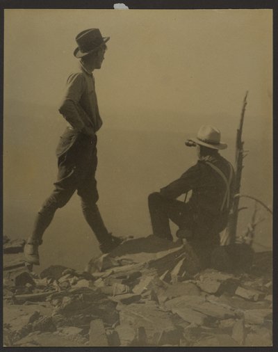 [Két férfi, akik a távolba tekintenek (valószínűleg az Old Baldy-csúcsra)] alkotó: Louis Fleckenstein