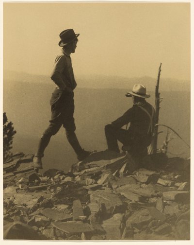 Két férfi a távolba néz (valószínűleg az Old Baldy Peak) alkotó: Louis Fleckenstein